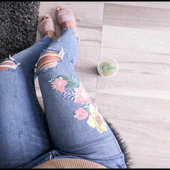 Zara Denim - Zara low-rise cropped jeans w/floral embroidery